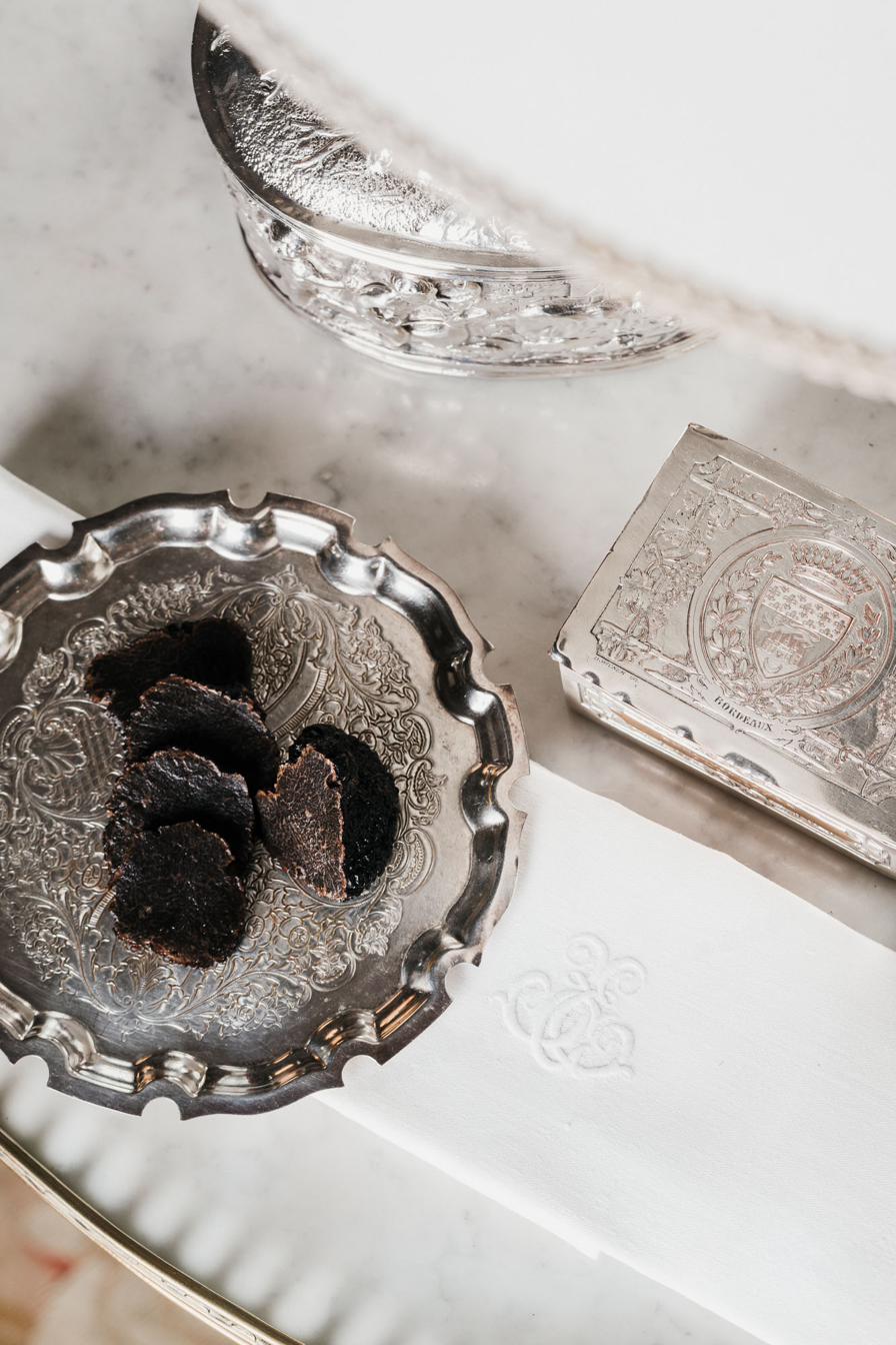 Truffe noire sur plateau d'argenterie — Château d'Issan