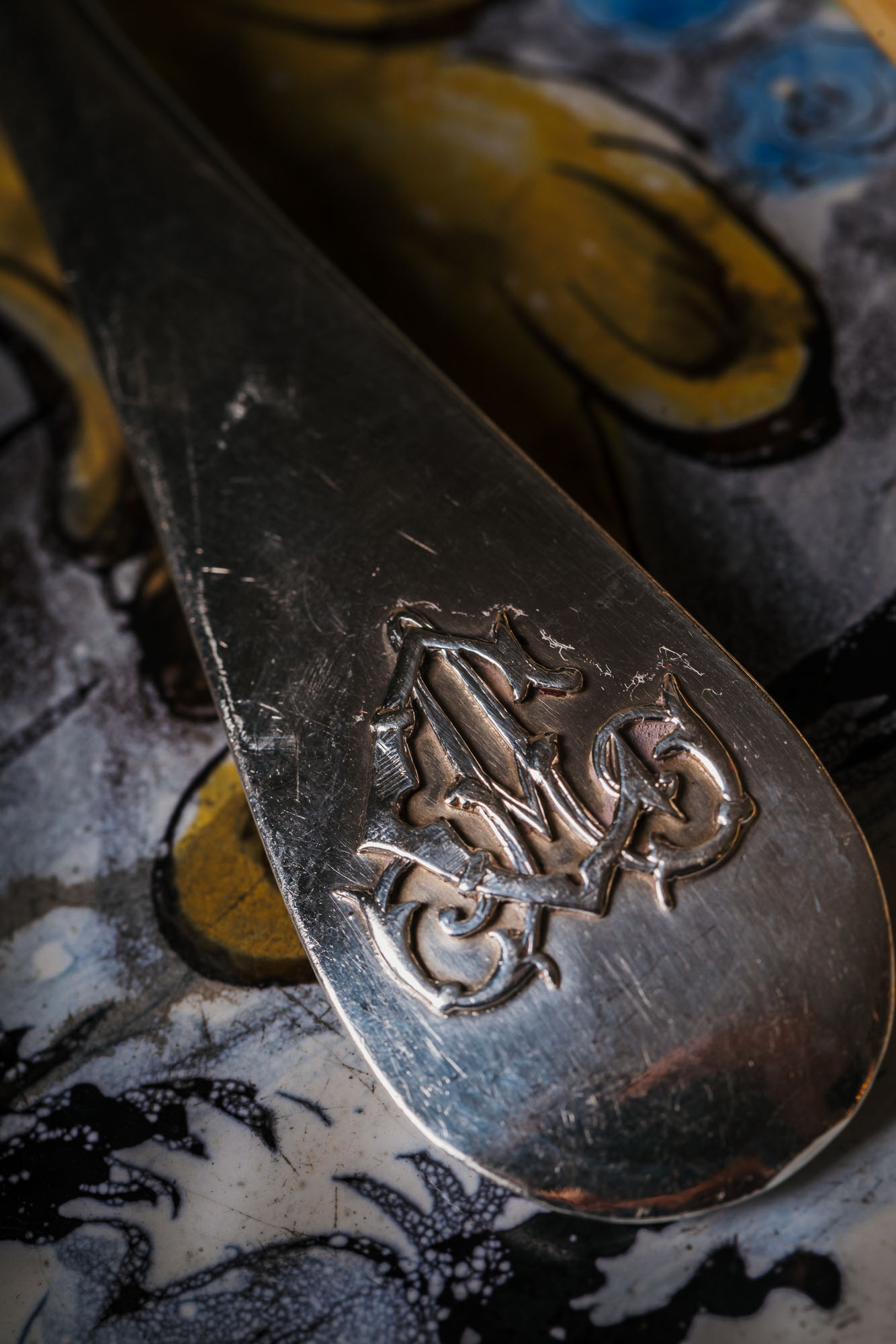 Monogramme gravé sur une pièce d'argenterie — Château d'Issan